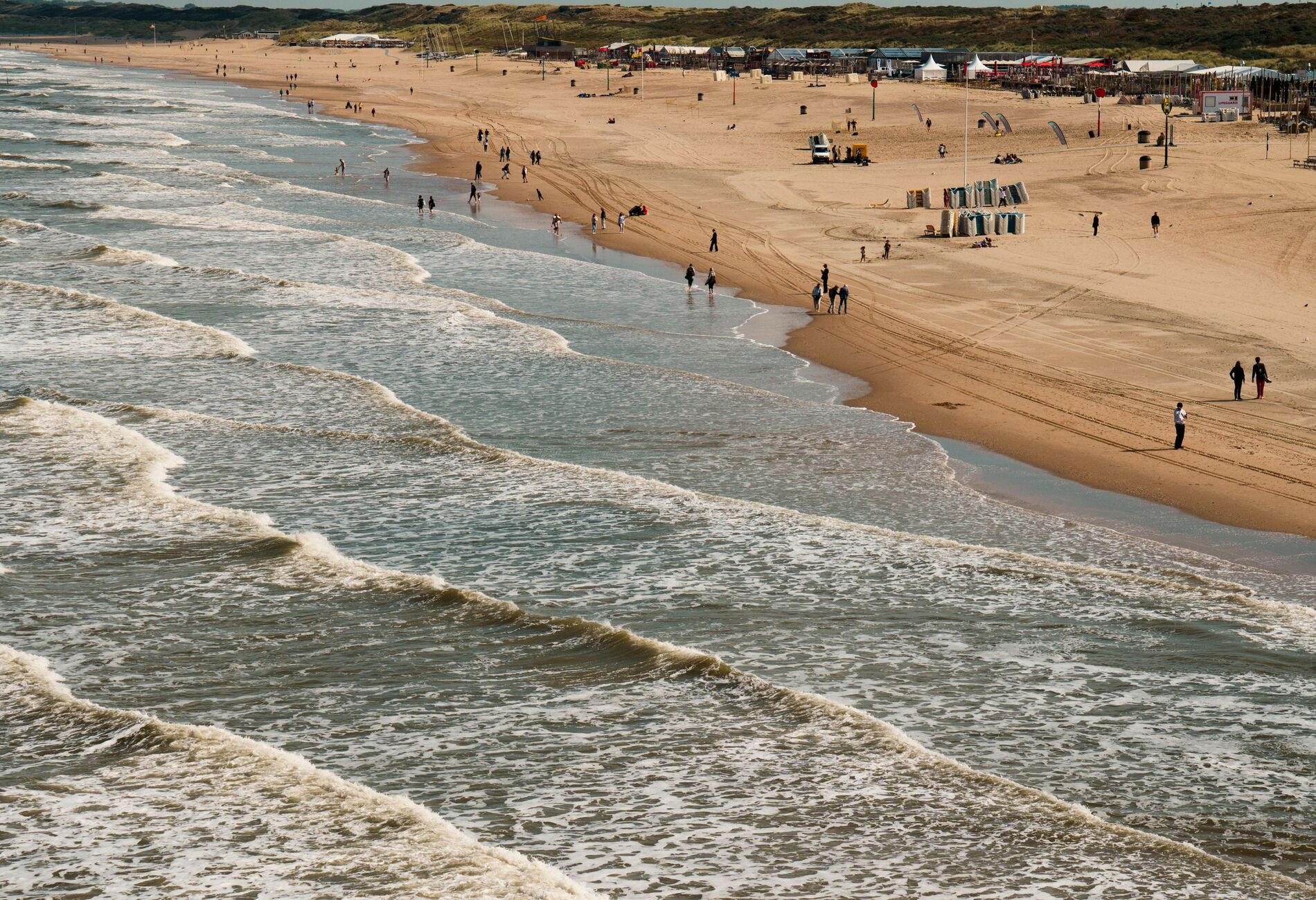 Noordzeestrand met branding