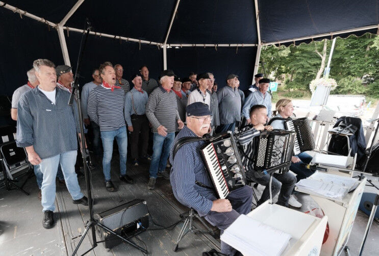 De accordeonisten en zangers van De Skulpers op het podium