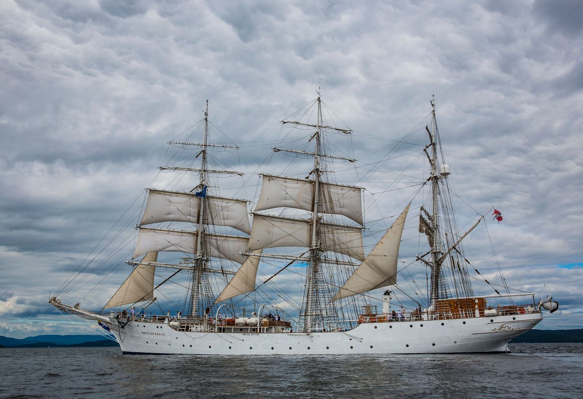 Driemaster onder vol tuig op zee