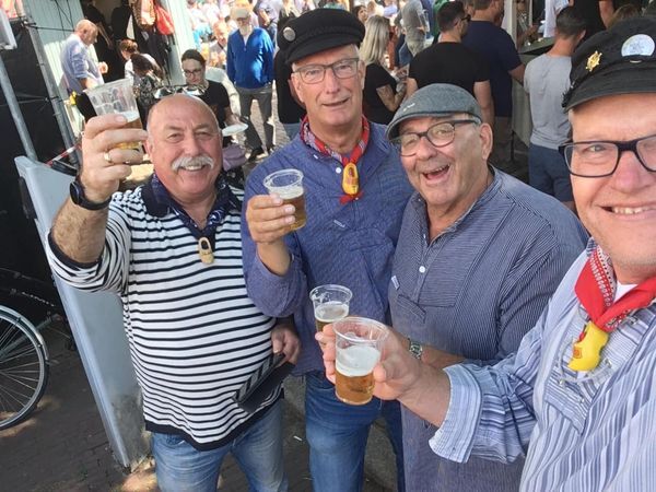 Skulpers proosten tijdens Dordt in Stoom