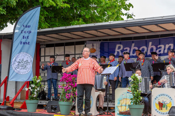 Opening van Van Dorp tot Kust 2025 op het Schulpersplein